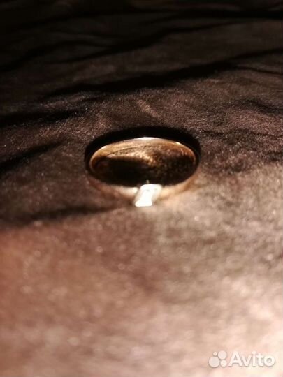 Кольцо с бриллиантом