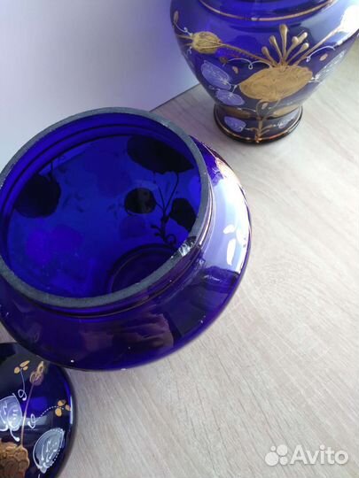 Ваза с крышкой из цветного стекла