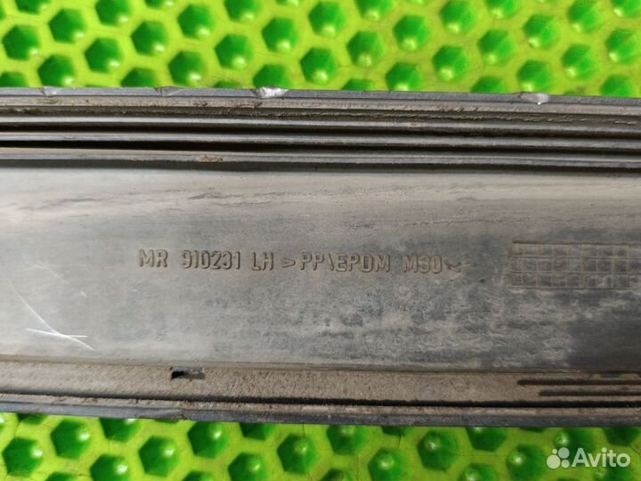 Молдинг задней левой двери Mitsubishi carisma