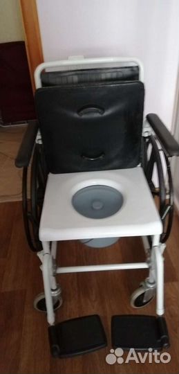 Комнатная коляска с санитарным оснащением