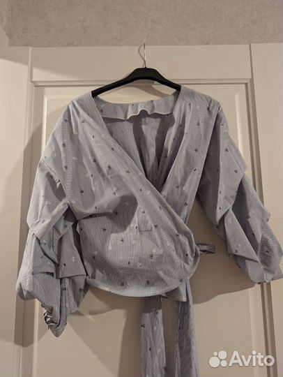 Стильная блуза с запахом в полоску 42/44
