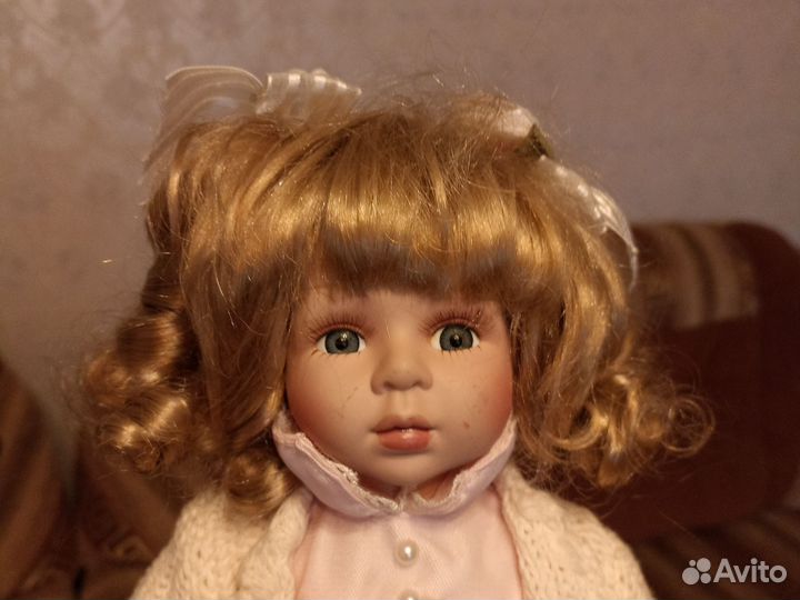 Кукла фарфоровая