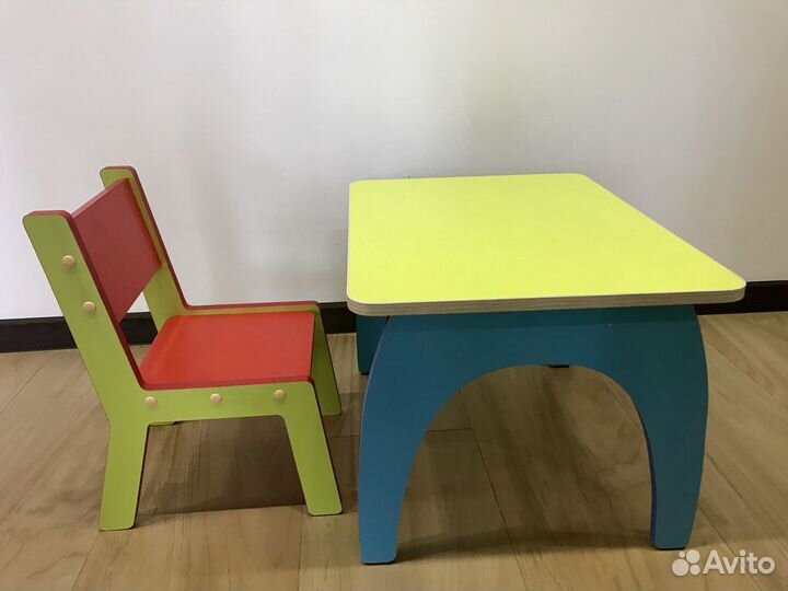 Детская мебель: стол и стул цветной