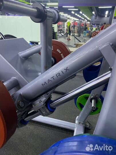 Тренажер matrix наклонный жим ногами