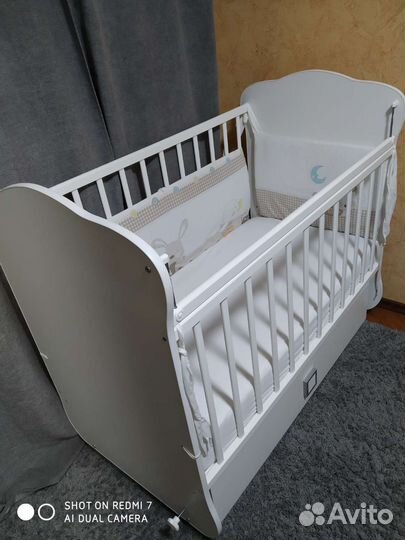 Детская кроватка с маятником