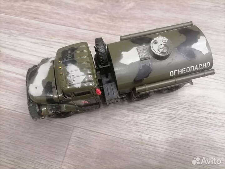 Коллекционная машинка бензовоз