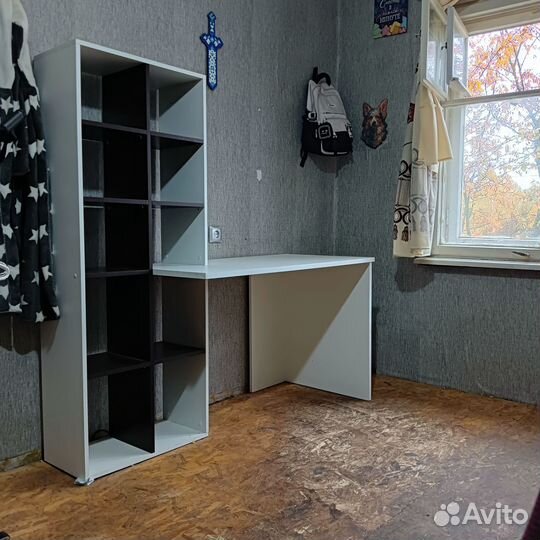 Стол с полками