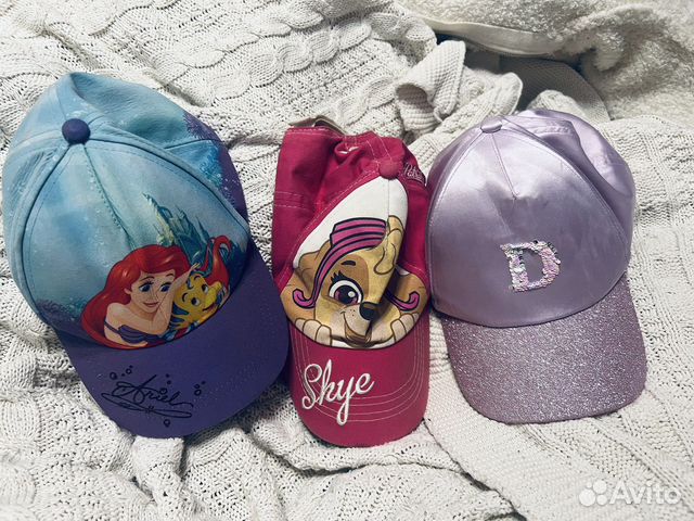 Кепки на девочку комплектом