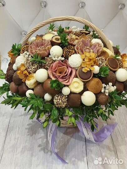Букет в корзине из конфет на 8 марта