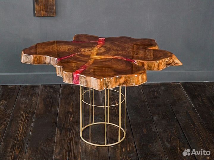 Журнальный столик из массива вяза и смолы