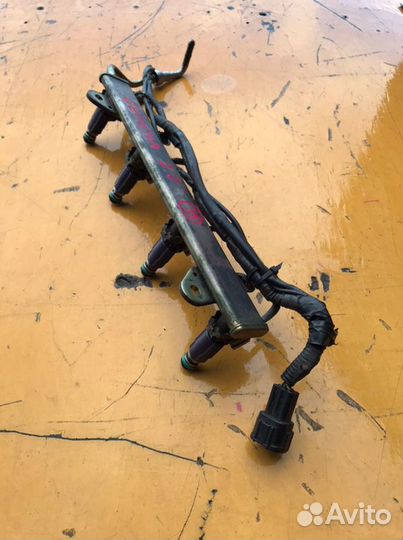 Топливная рампа Nissan Serena C24 QR20DE 2001