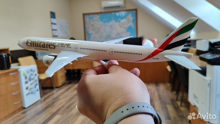 Модель самолет Fly Emirates Boeing 777-300ER 1:200