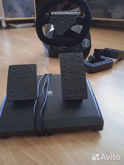 Игровой руль с педалями