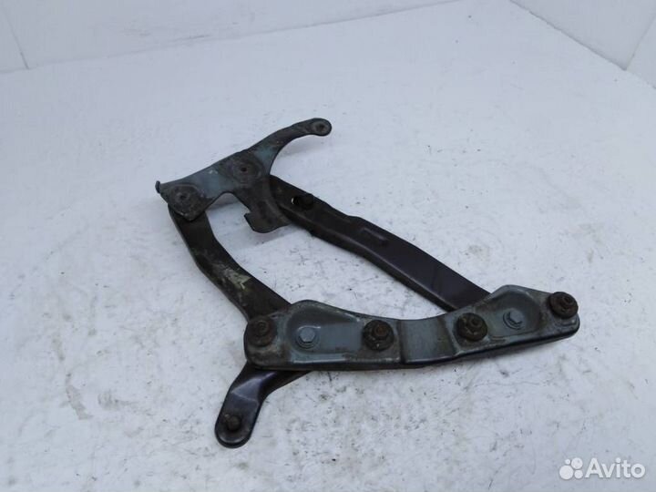 Петля капота правая