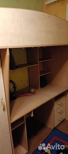 Кровать чердак со столом и шкафом