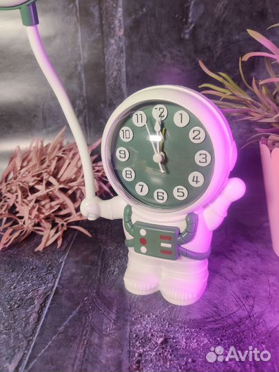 Светильник-часы космонавт