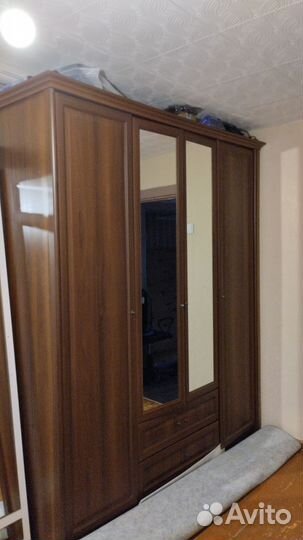 Шкаф распашной с зеркалом