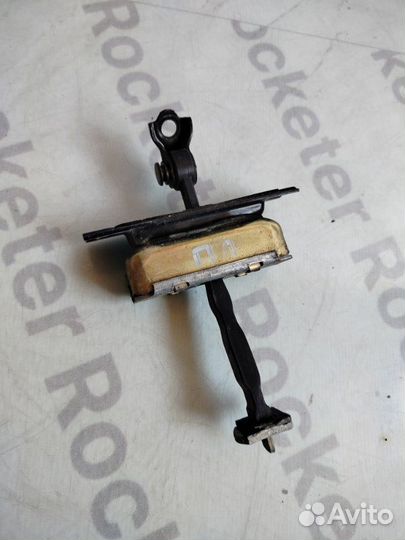 Ограничитель двери передний левый Nissan Fuga 2006