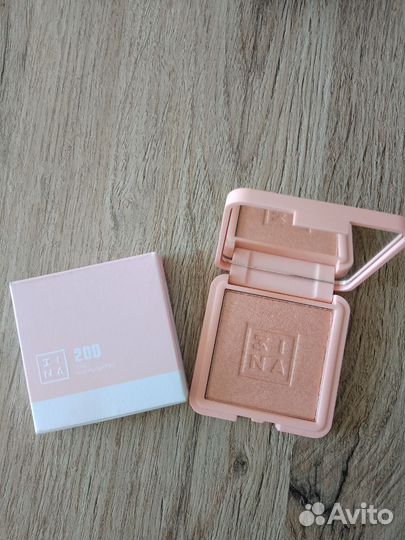 Пудровый хайлайтер Zina