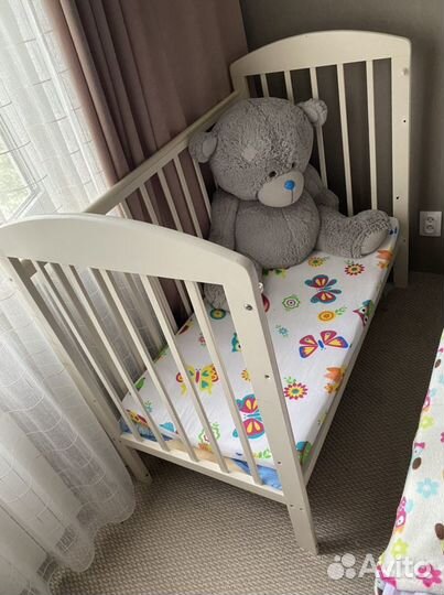 Детская кроватка с маятником