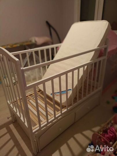 Детская кроватка с маятником белая