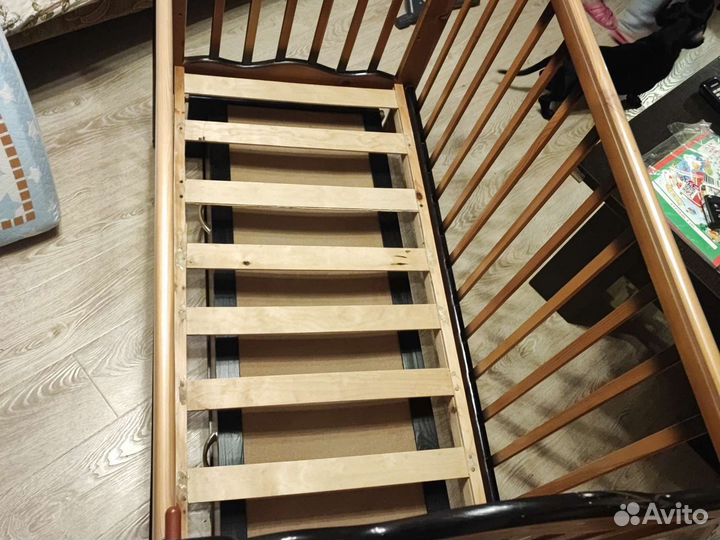 Детская кроватка с продольным маятником