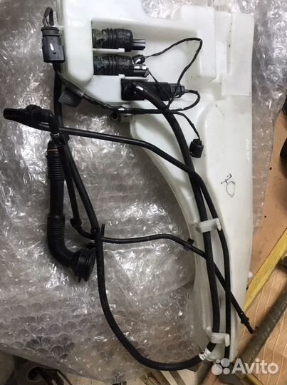 Бачок стеклоомывателя с насосами BMW X5 e70