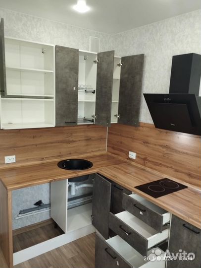 Угловая кухня под бетон