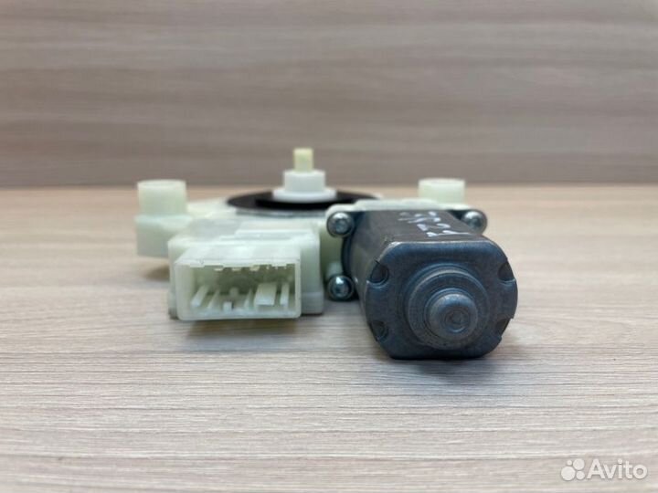 Мотор стеклоподъемника задний правый Skoda Rapid