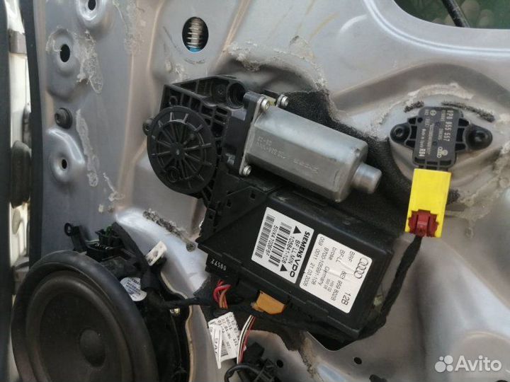 Моторчик стеклоподъемника передний правый Audi A4