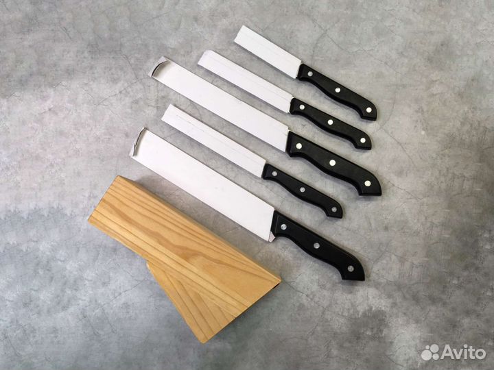 Новый набор кухонных ножей на деревянной подставке