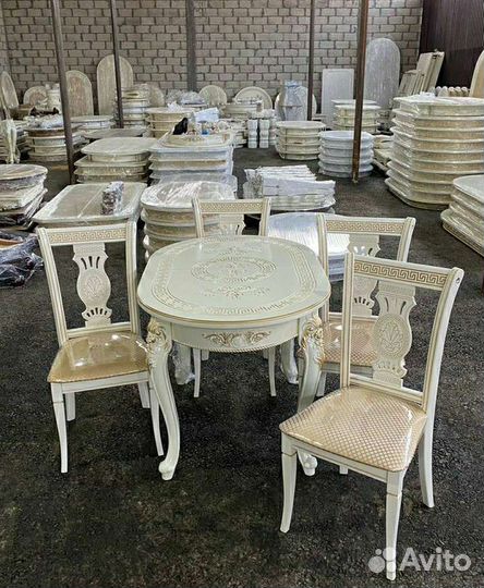 Кухонный стол и стулья