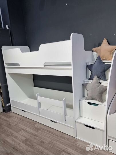 Двухъярусная кровать с лестницей комодом