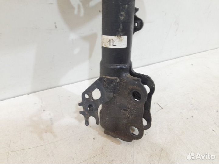 Амортизатор передний левый Toyota Camry V70 2018