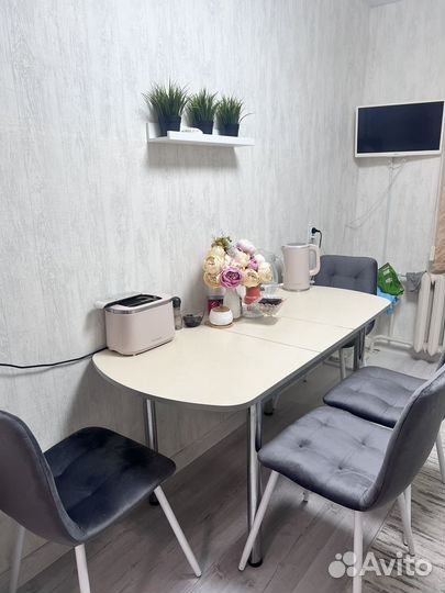 Стол кухонный в хорошем состоянии