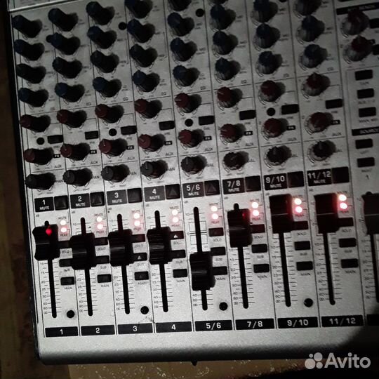 Микшерный пульт Behringer