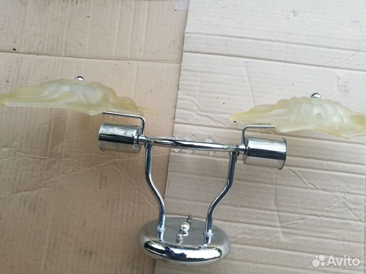 Три люстры и настенный светильник