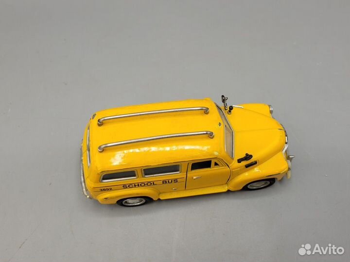 Модель авто Chevrolet Suburban School bus Kinsmart