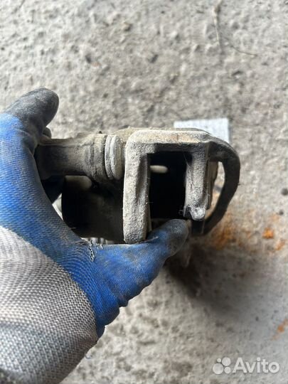 Суппорт передний правый corolla 2