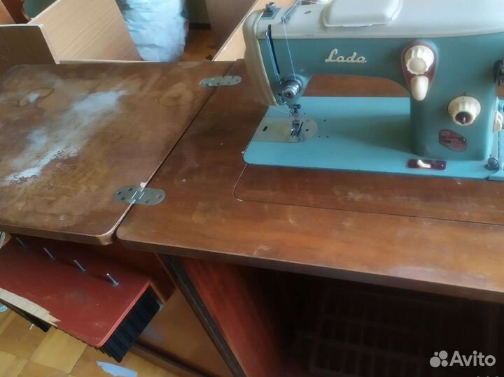 Швейная машина LADA