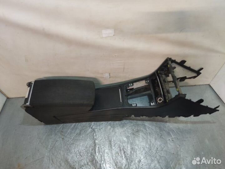 Консоль между сидений Volkswagen Passat B6 BSE