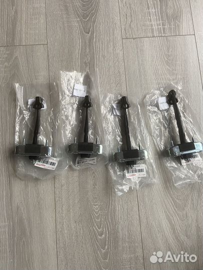 Ограничитель дверей на тойота Камри V70