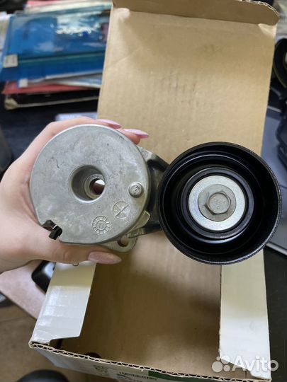 Натяжитель ремня приводного Nissan 534044210