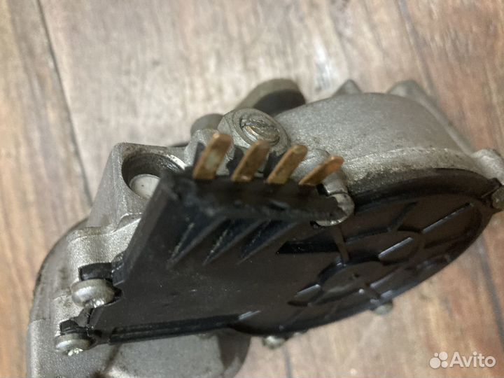 Volkswagen Polo Моторчик стеклоочистителя передний