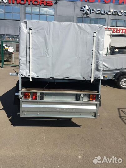 Автомобильный прицеп с тентом