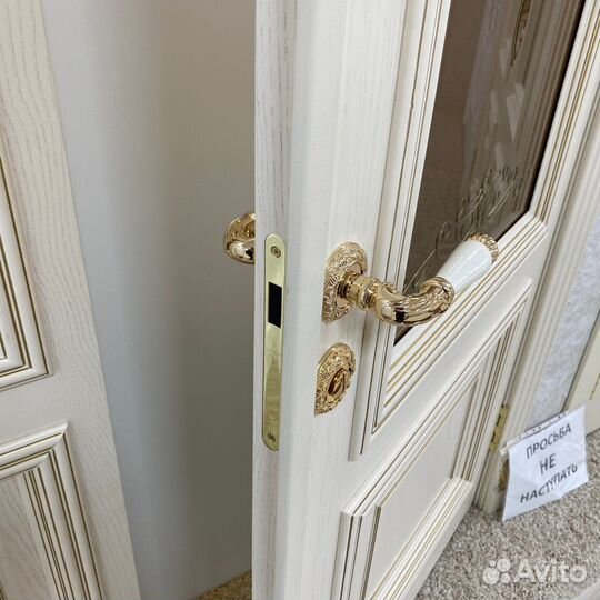 Двери с золотыми элементами «Идеал»