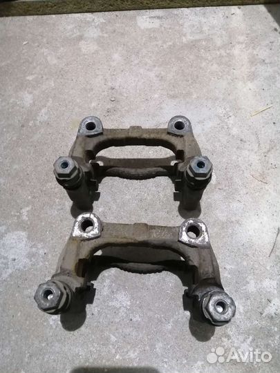 Скоба заднего суппорта опель астра h