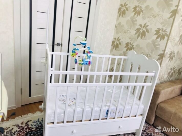 Детская кроватка с маятником и ящиком