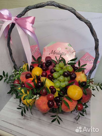 Корзина из фруктов и сладостей