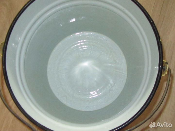 Эмалированное ведро с крышкой